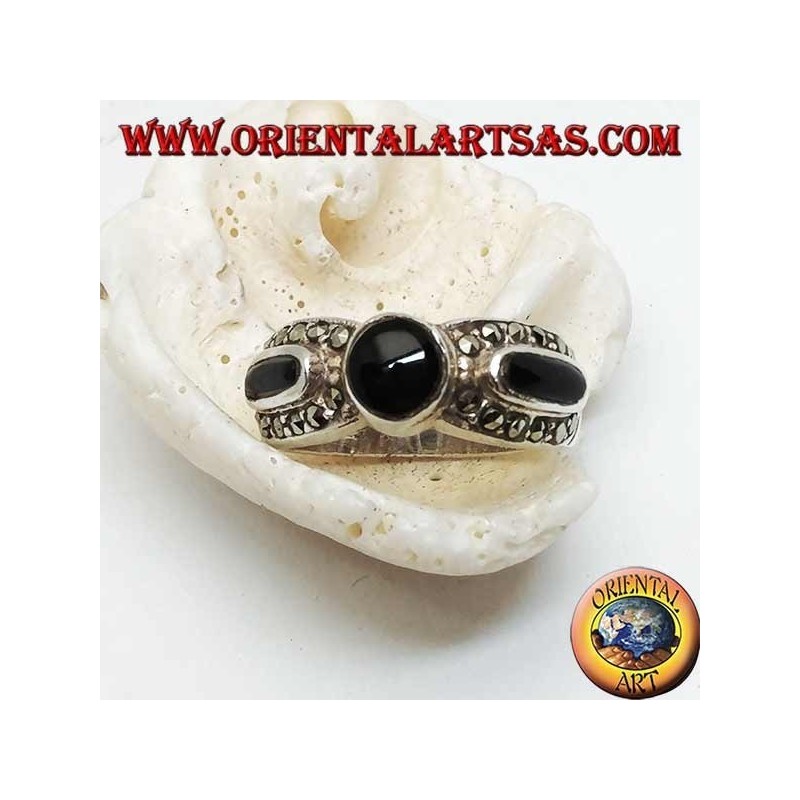 Bague en argent avec onyx rond entre deux ovales entouré de