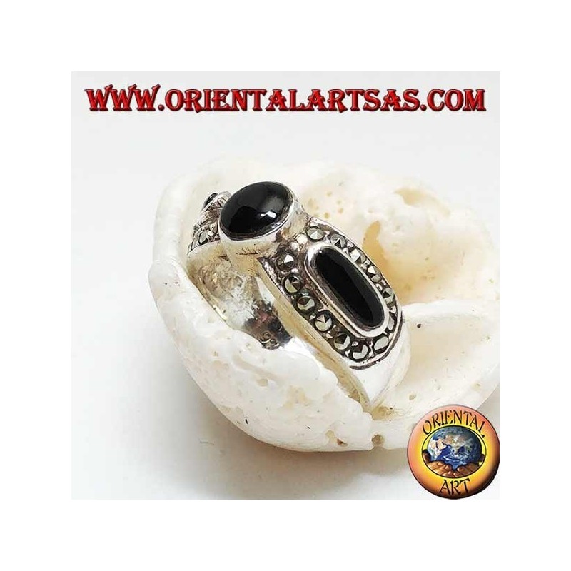 Bague en argent avec onyx rond entre deux ovales entouré de