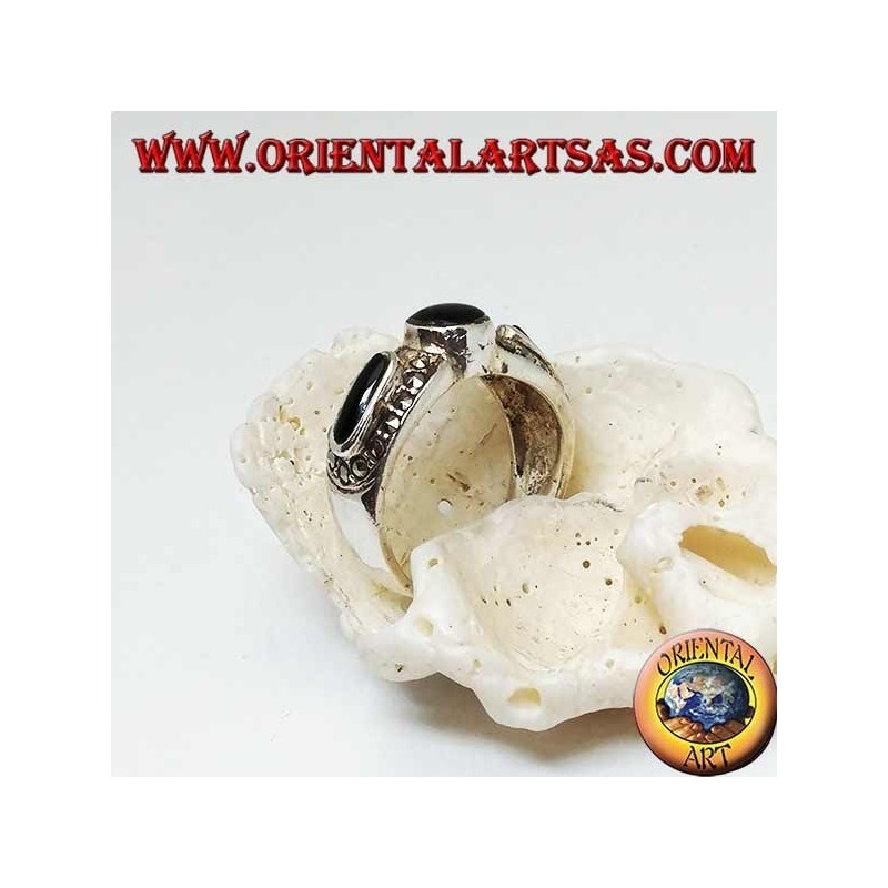 Anello in argento a fascia con onice tonda tra due ovali contornate da marcassite