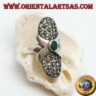 Bague en argent avec agate verte ovale, croix lisse et toile ovale perforée parsemée de marcassites