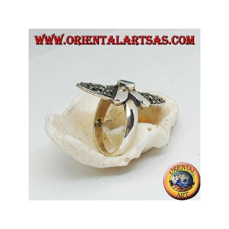 Anillo de plata con ágata verde ovalada, cruz lisa y lona ovalada perforada tachonada con marcasitas