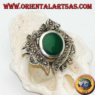 Anello in argento con agata verde ovale contornato da foglie tempestate di marcassite