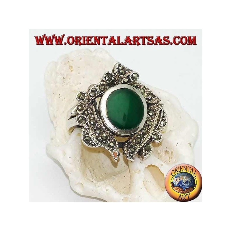 Bague en argent avec agate verte ovale entourée de feuilles cloutées de marcassite