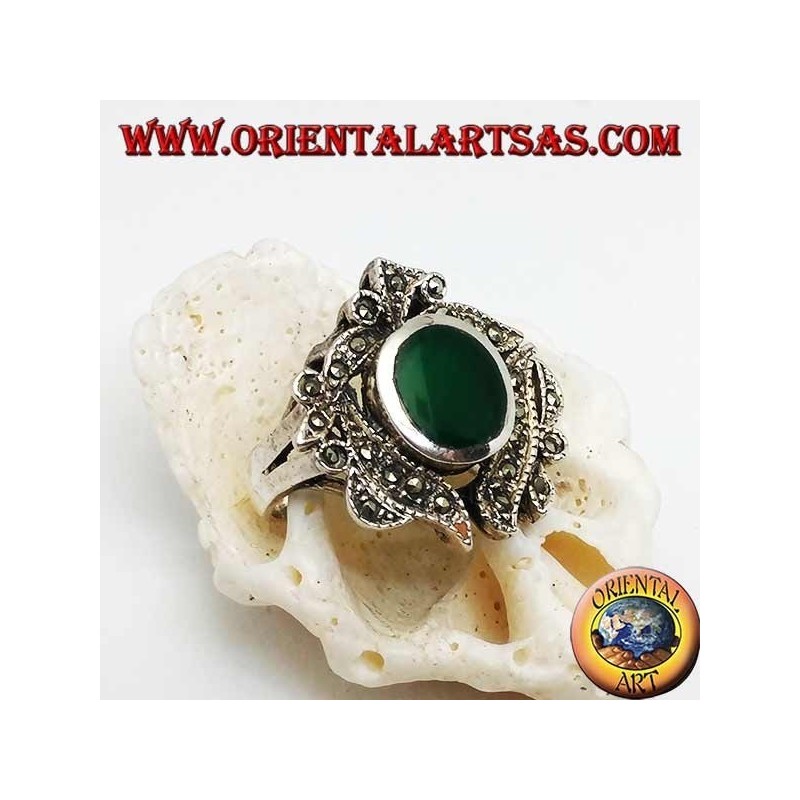 Bague en argent avec agate verte ovale entourée de feuilles cloutées de marcassite
