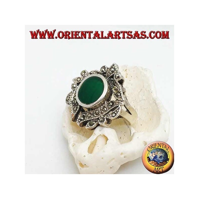 Anillo de plata con ágata verde ovalada rodeada de hojas tachonadas de marcasita