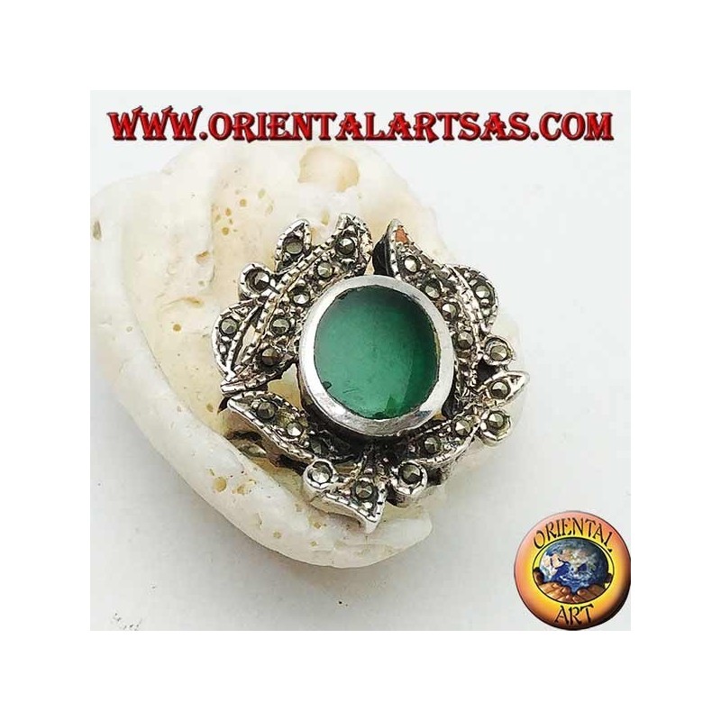Bague en argent avec agate verte ovale entourée de feuilles cloutées de marcassite