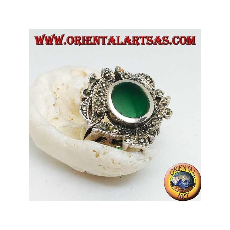 Bague en argent avec agate verte ovale entourée de feuilles cloutées de marcassite