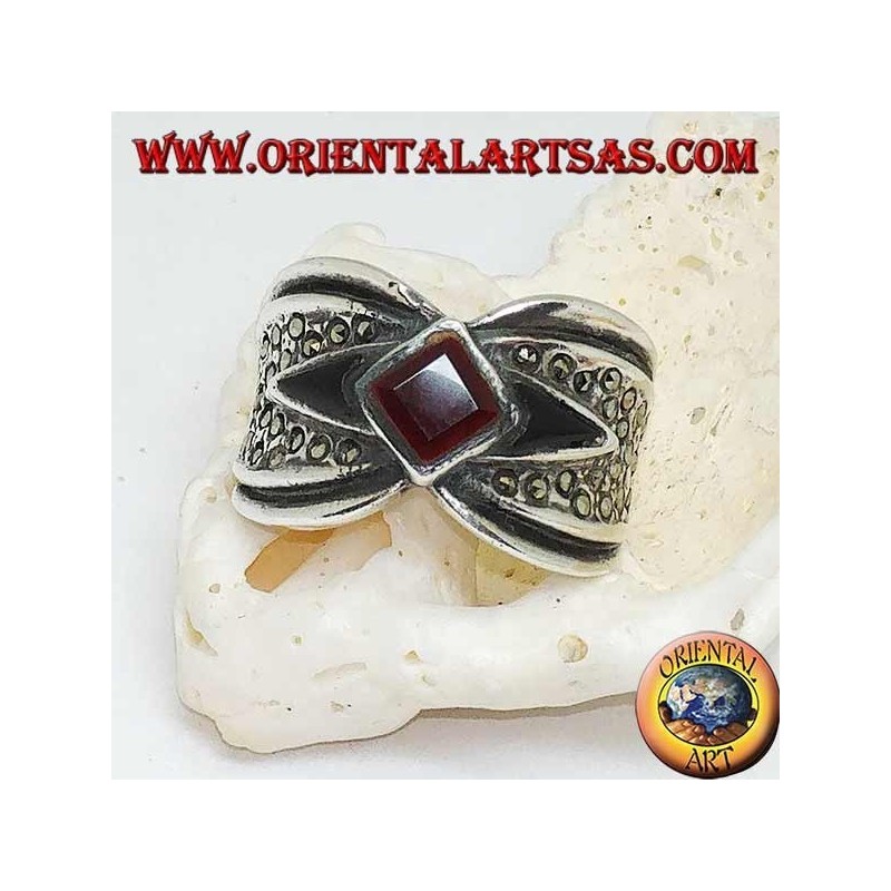 Bague en argent avec cornaline rhomboïde sur onyx navette et marcassite autour