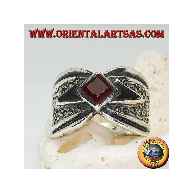 Anillo de plata con cornalina romboidal en ónice lanzadera y marcasita alrededor