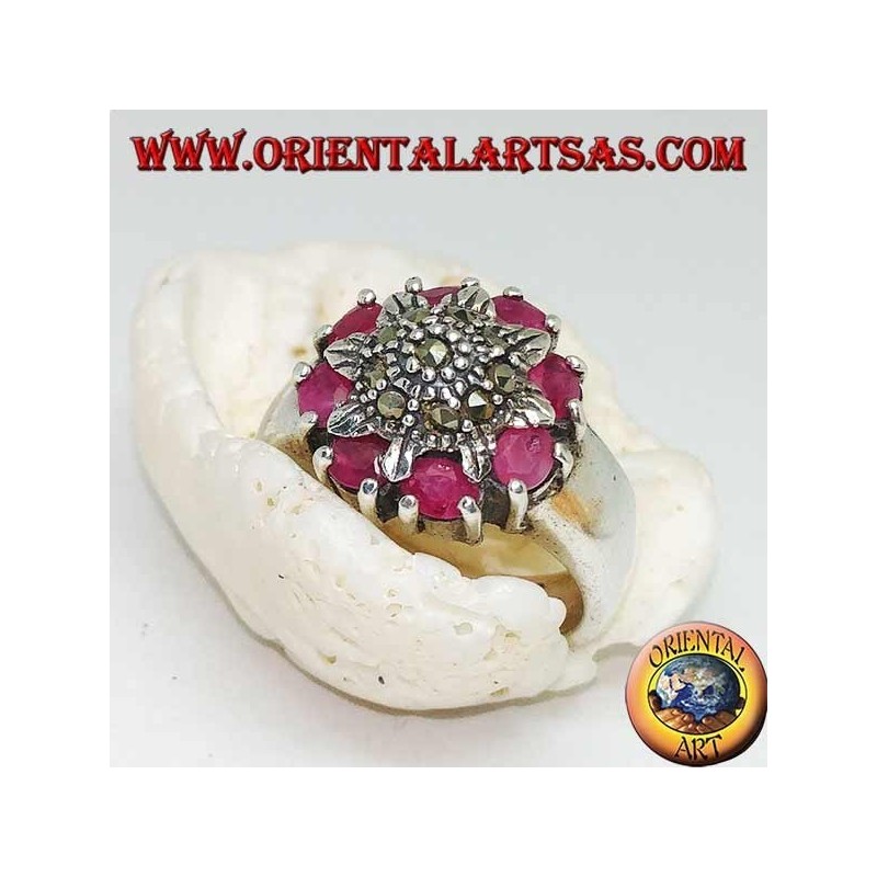 Anillo de flores de plata tachonado de marcasitas rodeado de rubíes naturales.