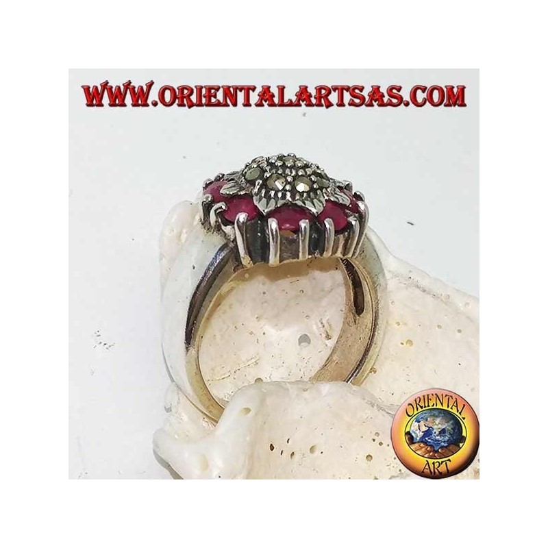 Bague fleur en argent parsemée de marcassites entourée de rubis naturels sertis