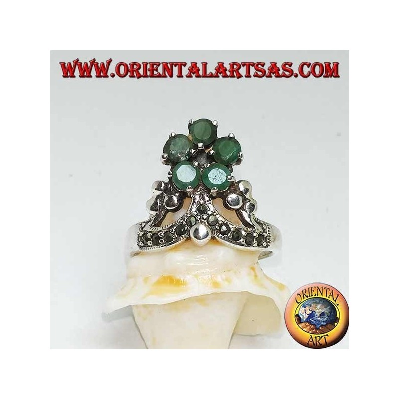 Anillo de plata con corona de marcasita y en la parte superior una flor de 5 esmeraldas redondas naturales engastadas