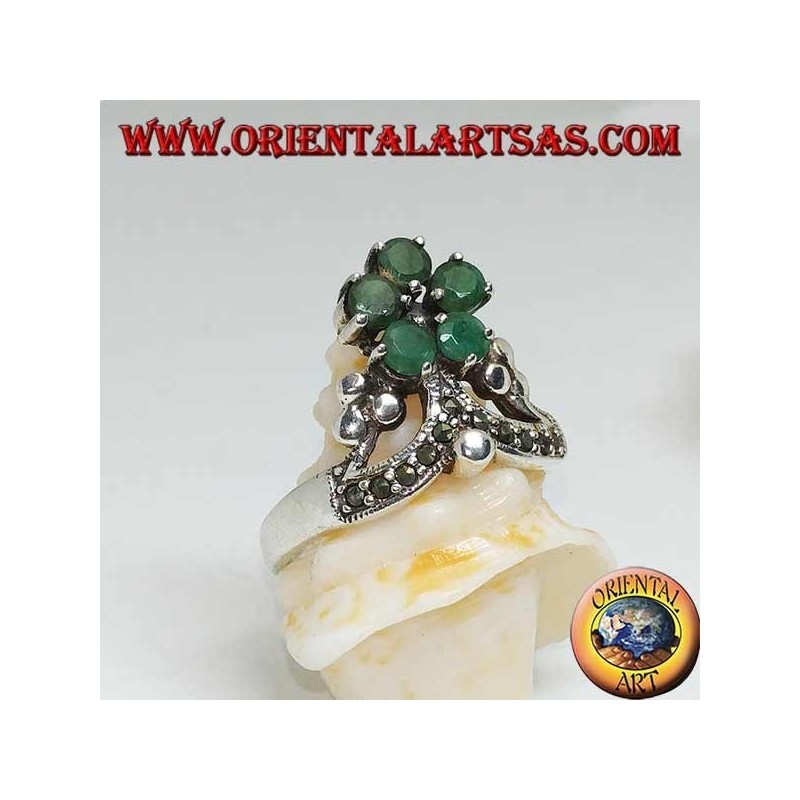 Anillo de plata con corona de marcasita y en la parte superior una flor de 5 esmeraldas redondas naturales engastadas
