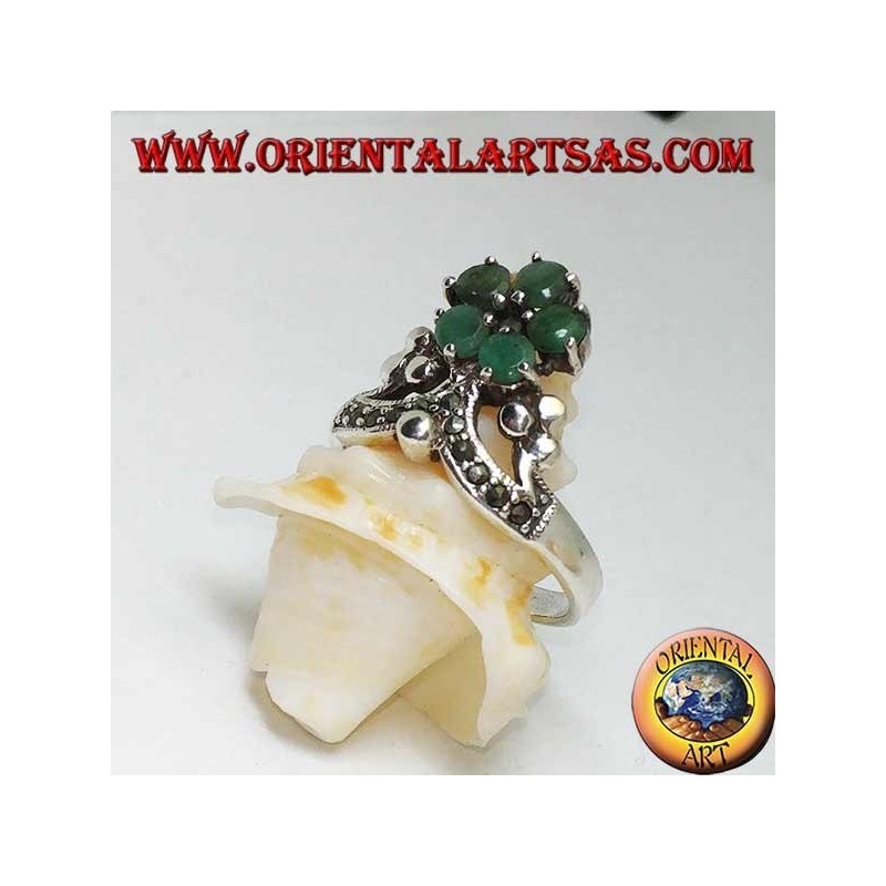 Anello in argento corona con marcasite e al vertice un fiore di 5 smeraldi tondi naturali incastonati