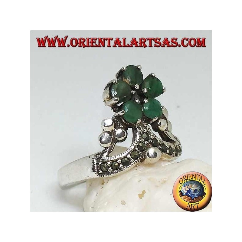 Bague en argent avec couronne en marcassite et en haut une fleur de 5 émeraudes rondes naturelles serties