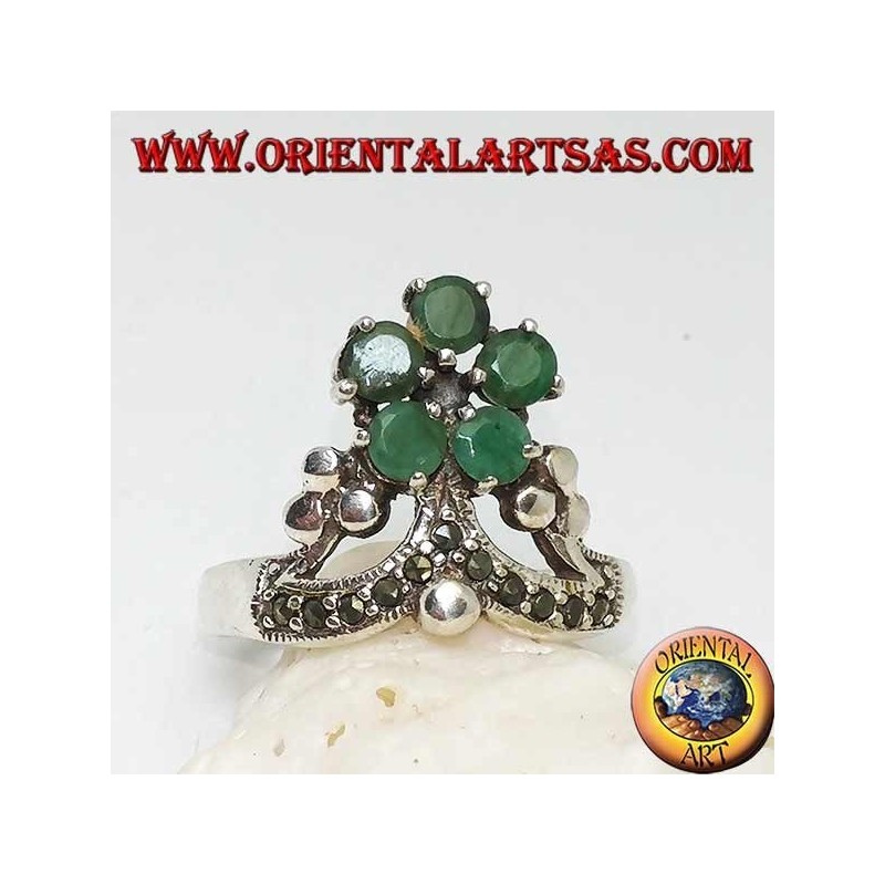 Anello in argento corona con marcasite e al vertice un fiore di 5 smeraldi tondi naturali incastonati