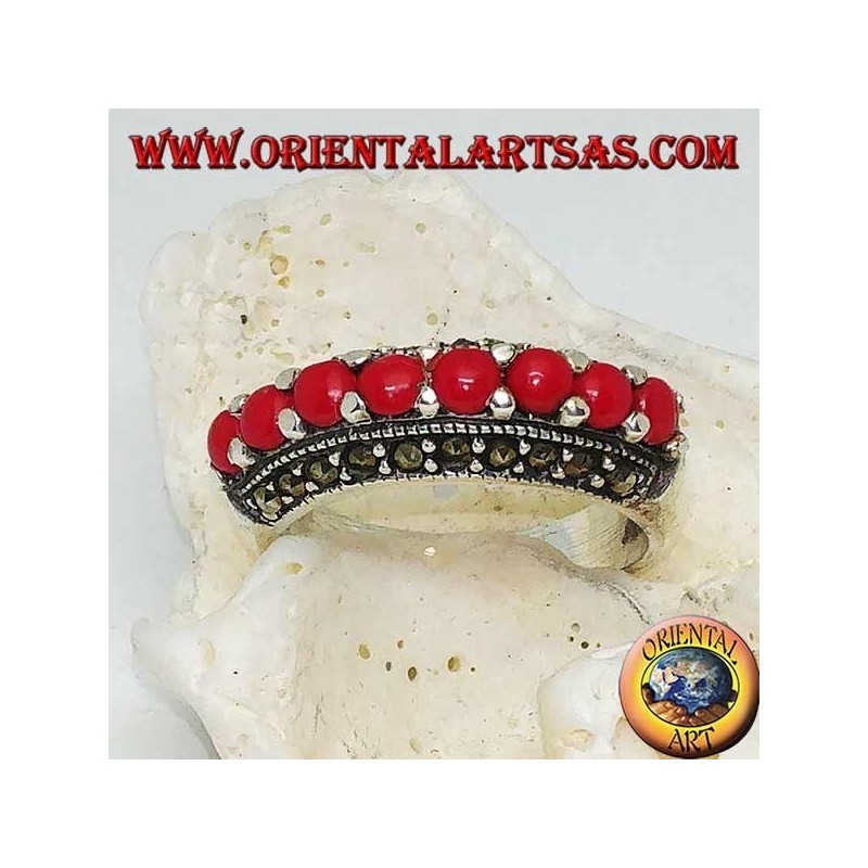 Bague en argent avec une rangée de coraux entre deux rangées de marcassite