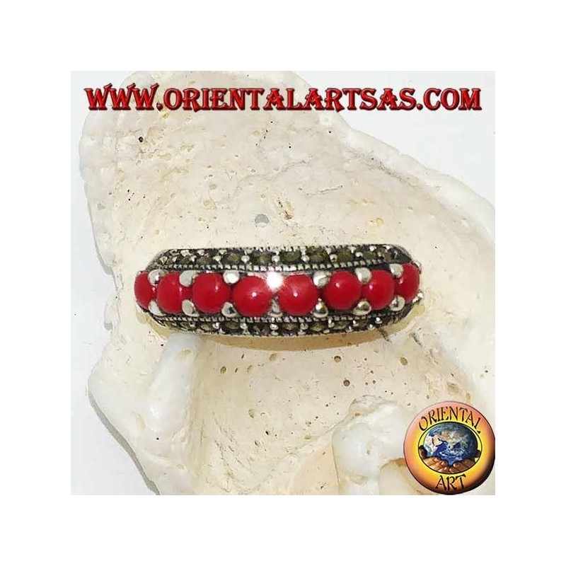 Bague en argent avec une rangée de coraux entre deux rangées de marcassite