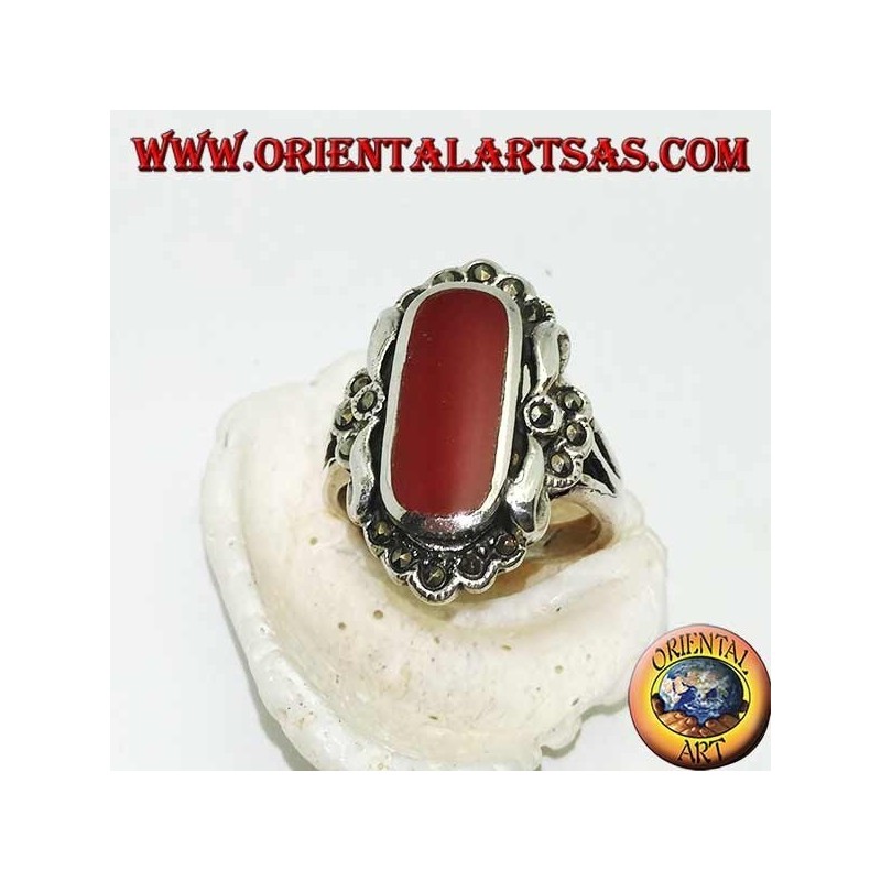 Anello in argento con corniola ovale contornata da marcasite e piestrine lisce d'argento