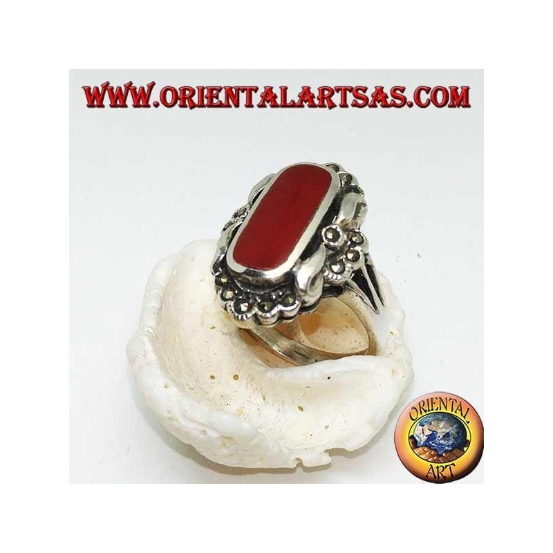 Bague en argent avec cornaline ovale entourée de marcassite et de petites pierres en argent lisse