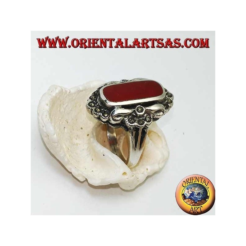 Anillo de plata con cornalina ovalada rodeada de marcasita y pequeñas piedras plateadas lisas