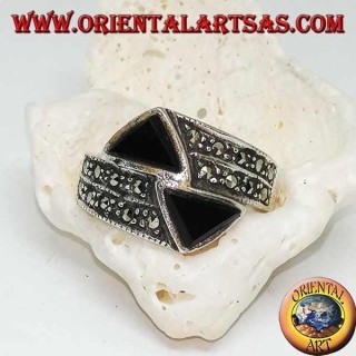 Anello in argento a fedina tempestata di marcasite con due triangoli di onice opposti