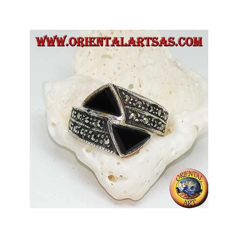 Bague en argent avec bague cloutée en marcassite avec deux triangles d'onyx opposés