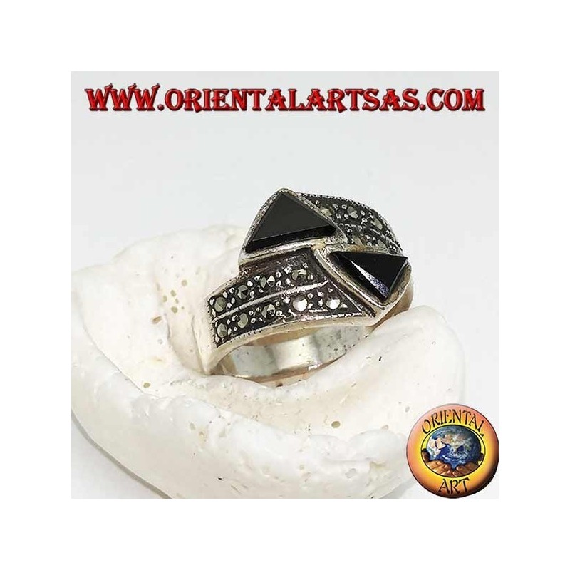 Anillo de plata con tachuelas de marcasita con dos triángulos ónix opuestos