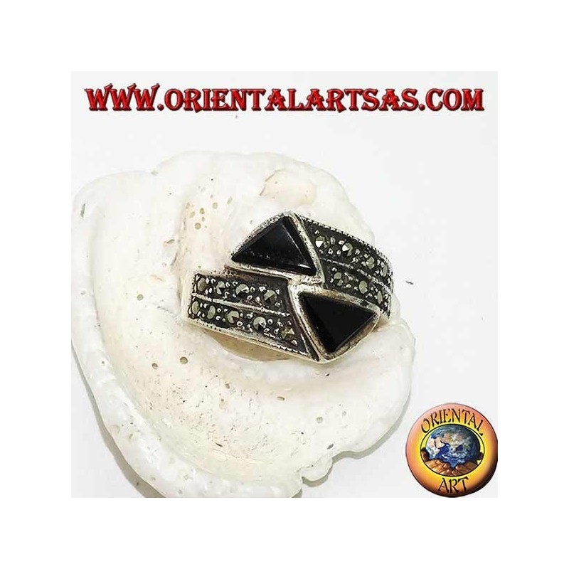 Bague en argent avec bague cloutée en marcassite avec deux triangles d'onyx opposés