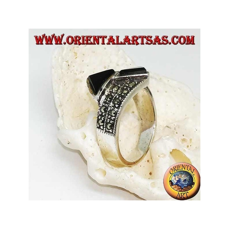 Anillo de plata con tachuelas de marcasita con dos triángulos ónix opuestos