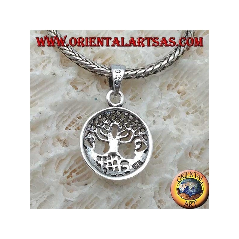 Colgante de plata, Yggdrasil en el círculo pequeño (árbol de la vida o árbol cósmico)