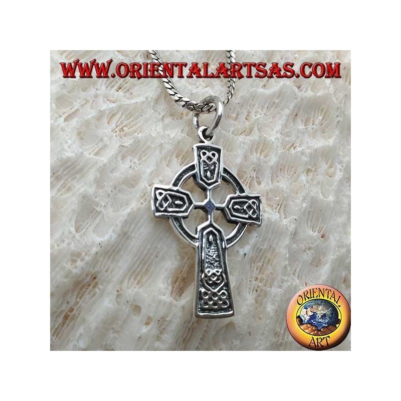Pendentif en argent, croix celtique avec décorations bas-relief celtiques