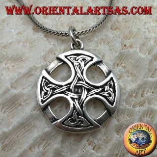 Pendentif en argent, croix celtique sur le disque avec des nœuds Tyrone sur les pointes reliées entre elles