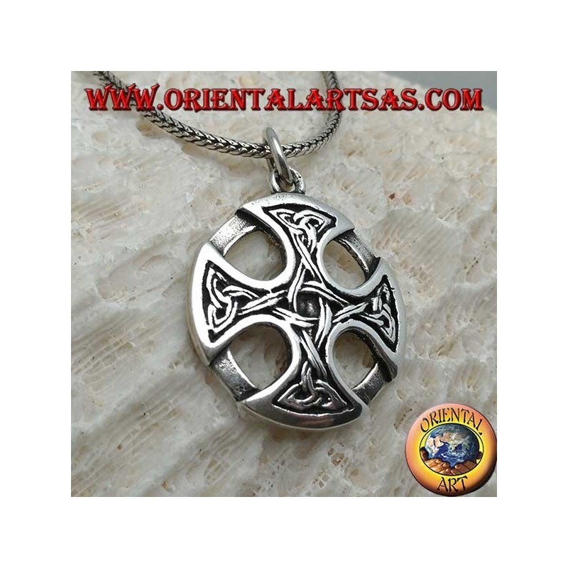 Pendentif en argent, croix celtique sur le disque avec des nœuds Tyrone sur les pointes reliées entre elles