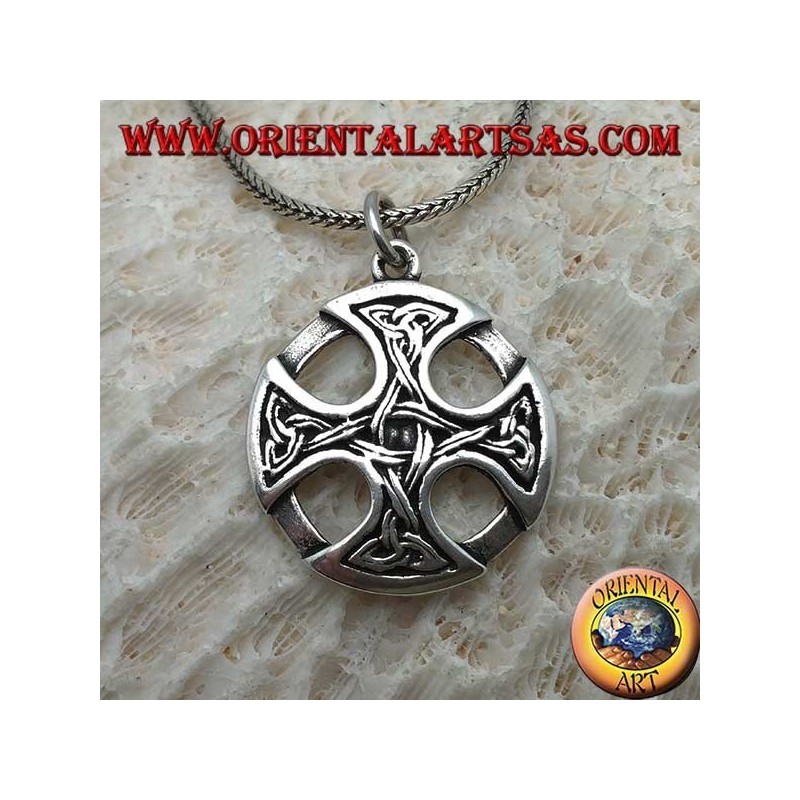 Pendentif en argent, croix celtique sur le disque avec des nœuds Tyrone sur les pointes reliées entre elles