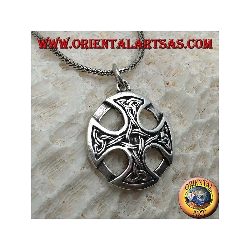 Pendentif en argent, croix celtique sur le disque avec des nœuds Tyrone sur les pointes reliées entre elles