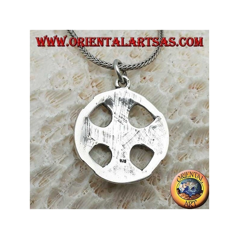 Pendentif en argent, croix celtique sur le disque avec des nœuds Tyrone sur les pointes reliées entre elles