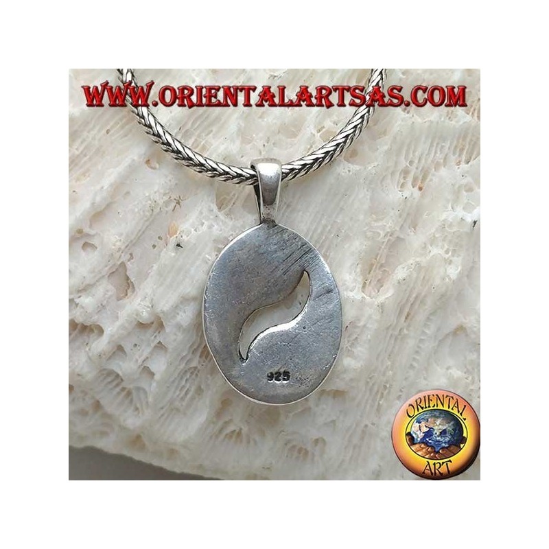 Pendentif en argent, deux triskell alternant avec des nœuds celtiques