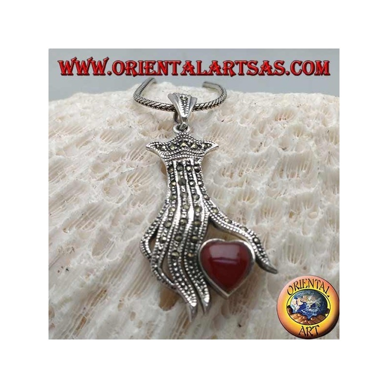 Pendentif en argent, coeur en cornaline entre les doigts d'une main parsemée de marcassite