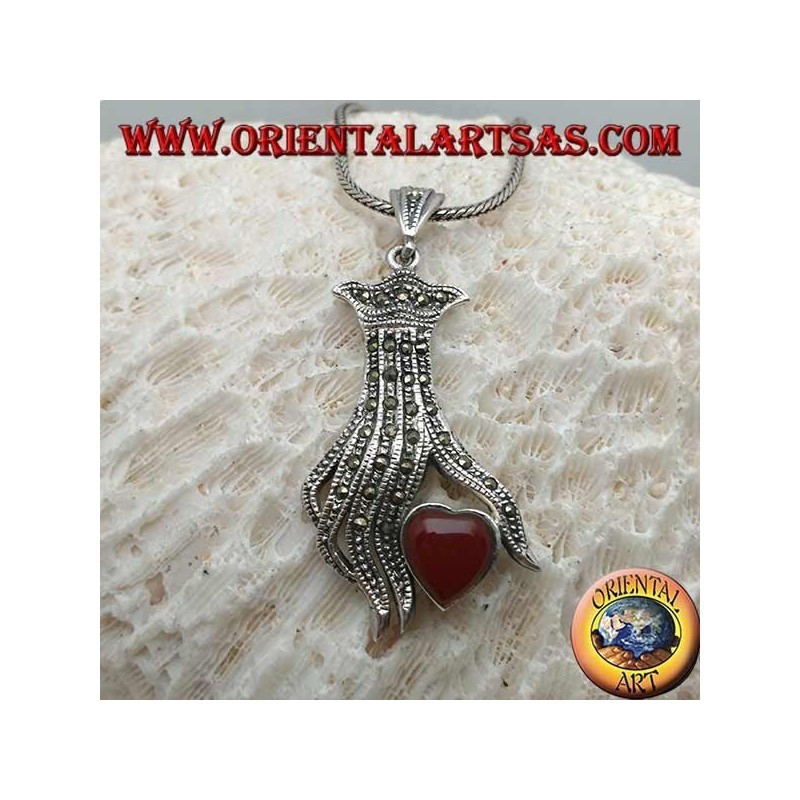 Pendentif en argent, coeur en cornaline entre les doigts d'une main parsemée de marcassite