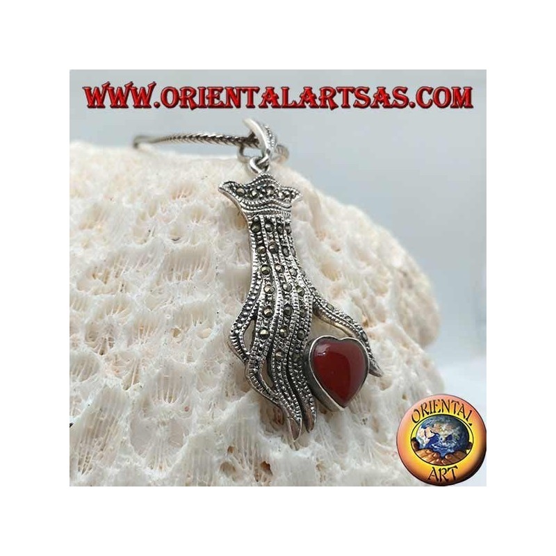 Pendentif en argent, coeur en cornaline entre les doigts d'une main parsemée de marcassite
