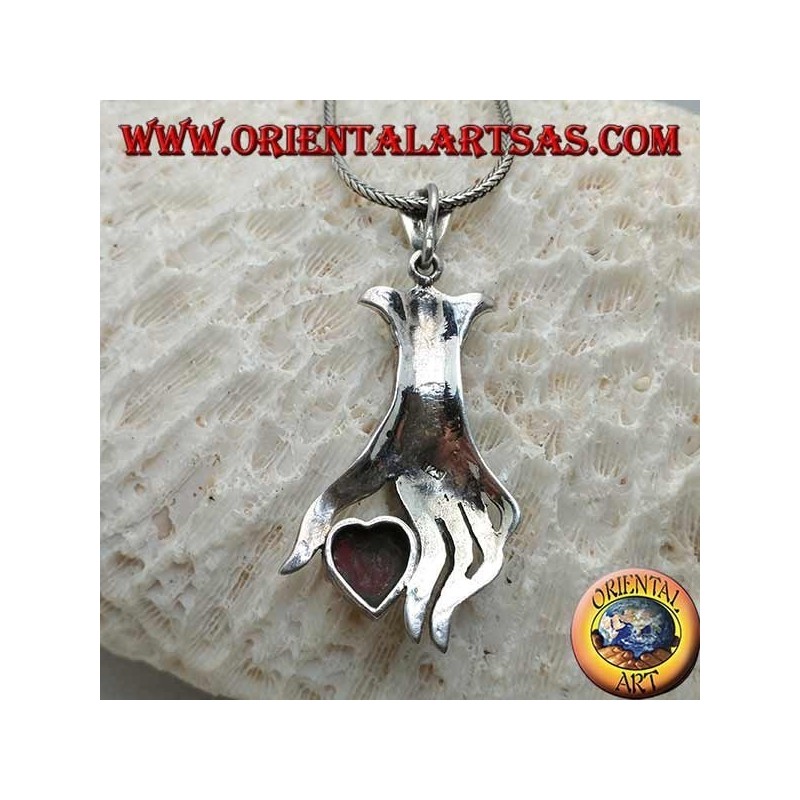 Pendentif en argent, coeur en cornaline entre les doigts d'une main parsemée de marcassite
