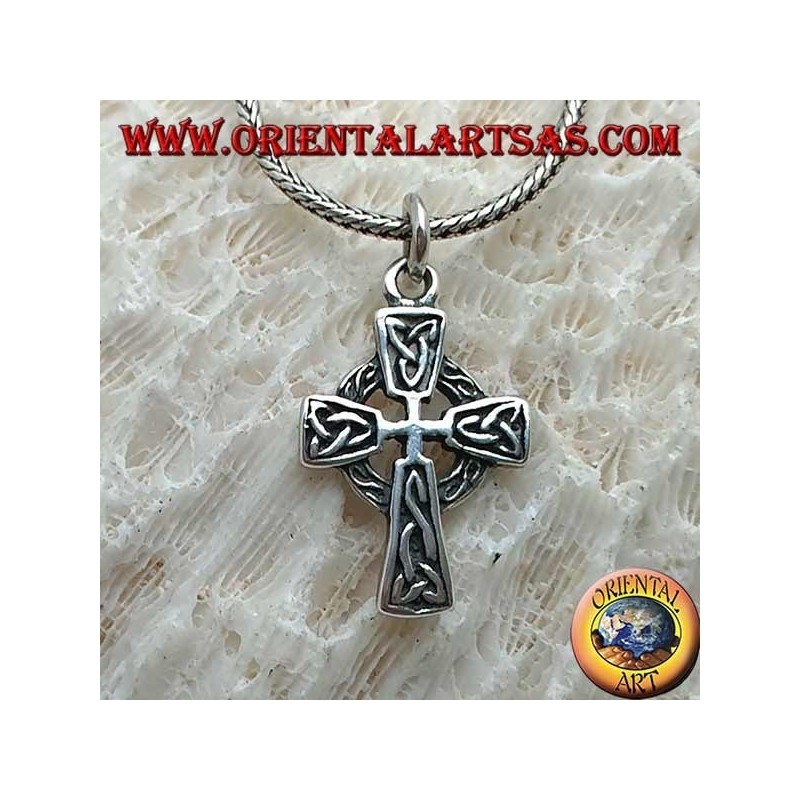Ciondolo in argento, croce celtica con decorazioni e nodo di Tyrone in bassorilievo