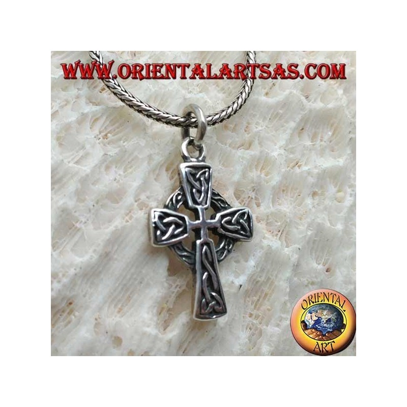 Colgante de plata, cruz celta con decoraciones y bajorrelieve nudo de Tyrone