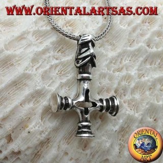 Pendentif en argent, croix inversée avec la tête du chien infernal en crochet