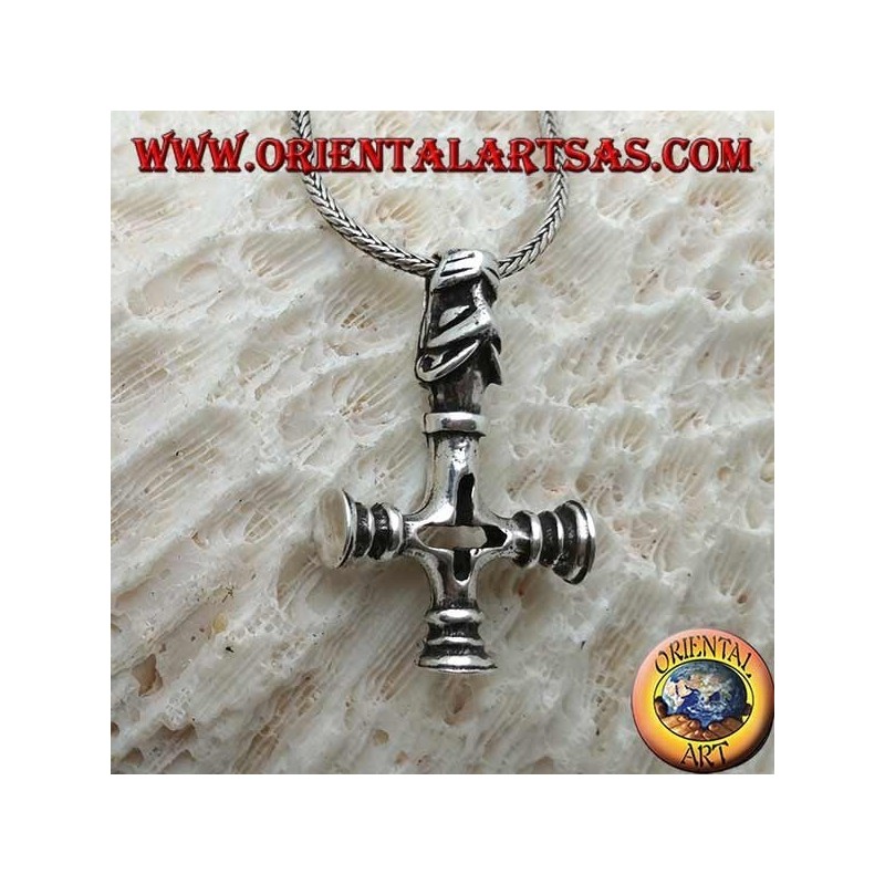 Pendentif en argent, croix inversée avec la tête du chien infernal en crochet