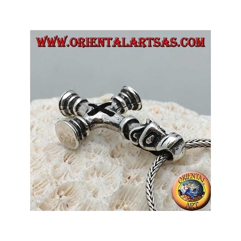 Pendentif en argent, croix inversée avec la tête du chien infernal en crochet
