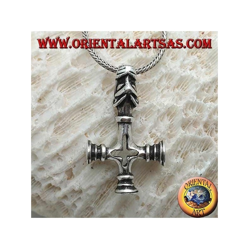 Colgante de plata, cruz invertida con la cabeza del sabueso infernal como un gancho