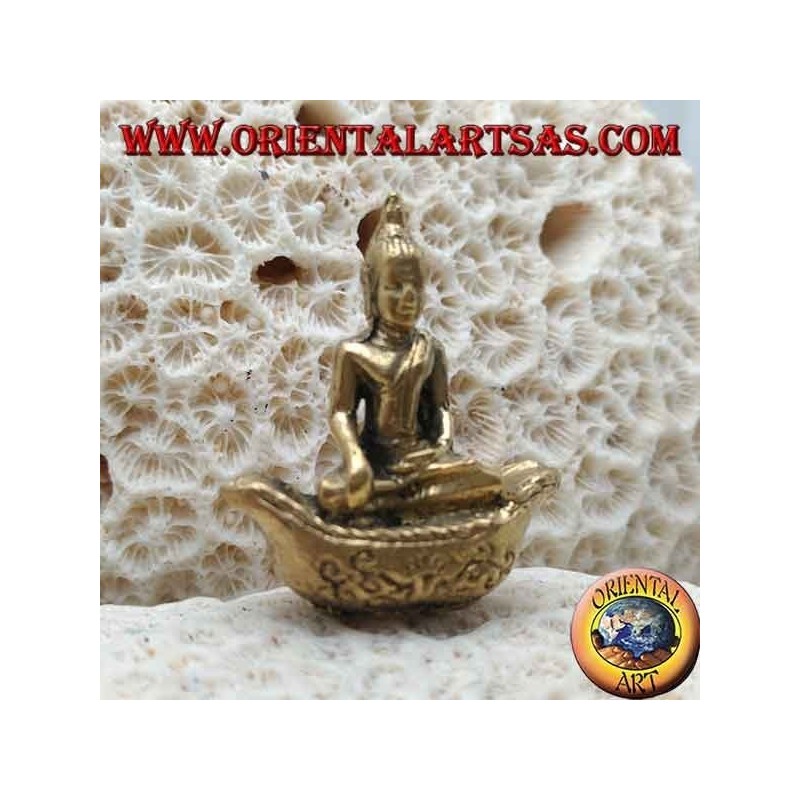 Sculpture de Bouddha "Bhumisparsha Mudra - Soumettre le démon Mara" sur le bateau en laiton (petit)