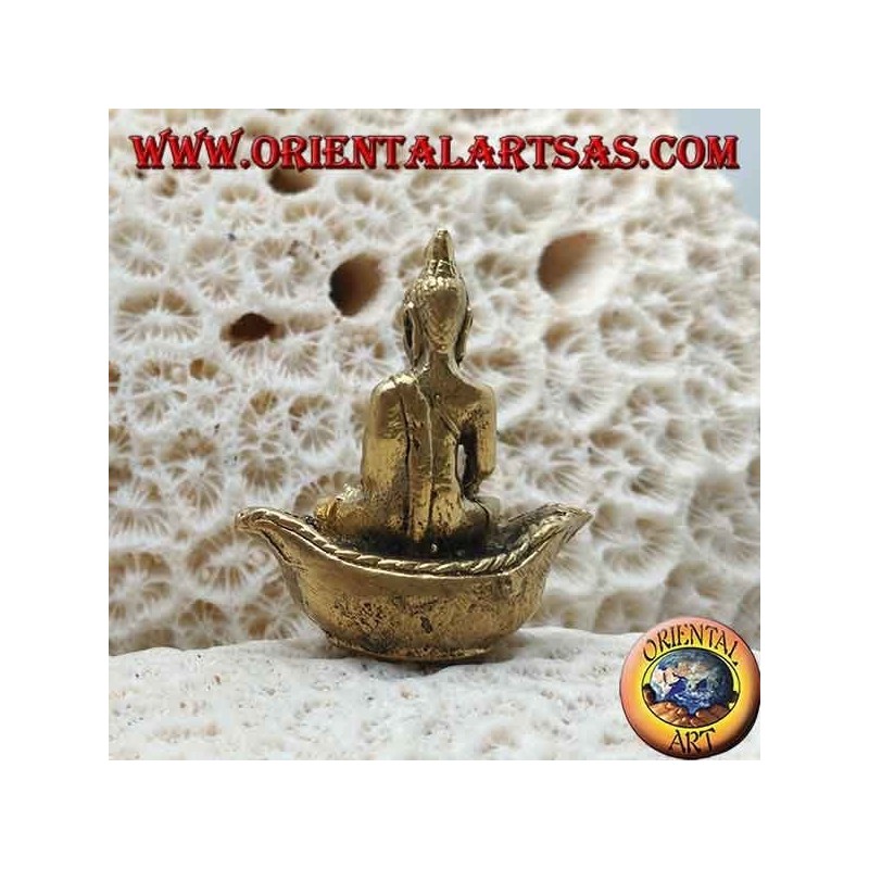 Sculpture de Bouddha "Bhumisparsha Mudra - Soumettre le démon Mara" sur le bateau en laiton (petit)